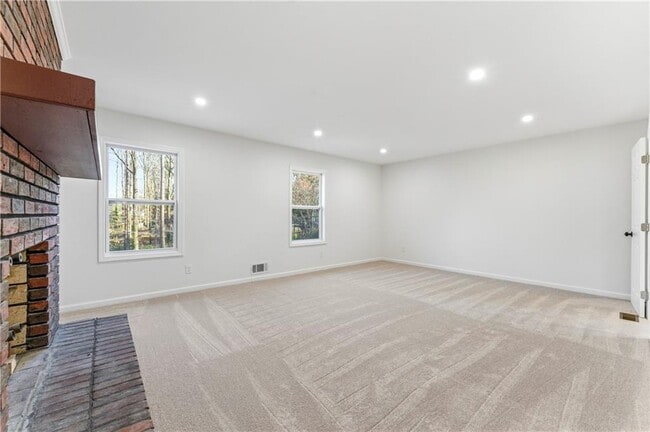 Building Photo - 1715 Crestline Dr NE