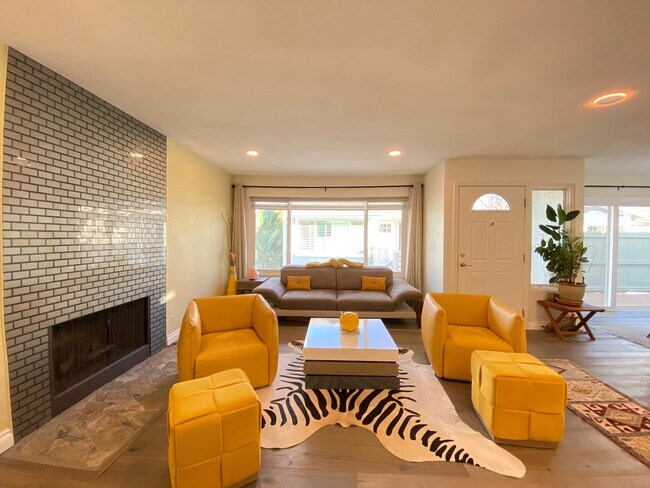 Building Photo - Stunning 3-bedroom, 2-bathroom coastal condo with Modern Custom Upgrades!