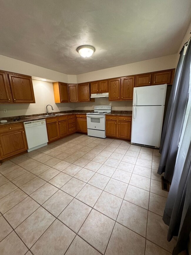 Building Photo - Large 3 Bedroom 2.5 Bathroom Townhouse in Burrell School District - Next to Hillcrest Country Club