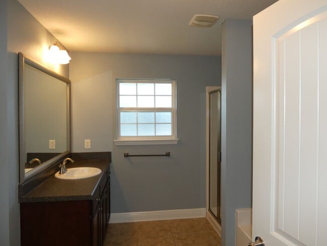 Building Photo - 4bed/3 bath/2 car garage/ 2400 sq ft in Wh...