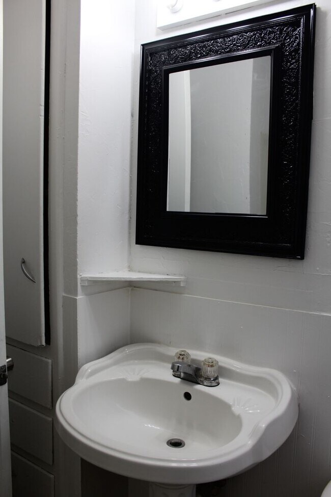 Building Photo - 3-4 Bedrooms! REBATE $300 off 1st Mo. Rent!!!