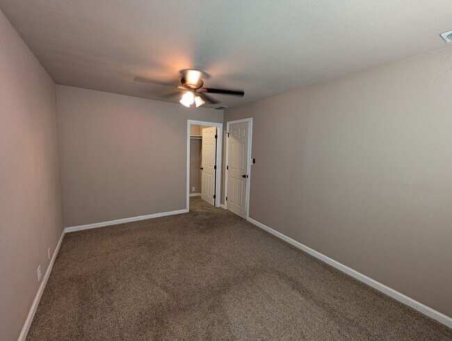 Building Photo - 3 Bedroom House in Shasta Lake, Fridge, Wa...