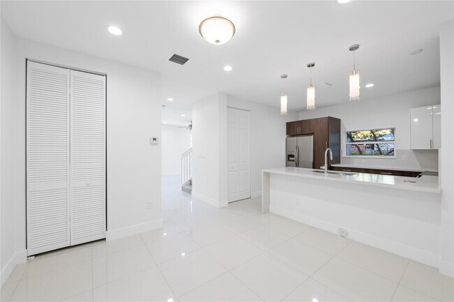 Building Photo - 324 SW 14th Ct