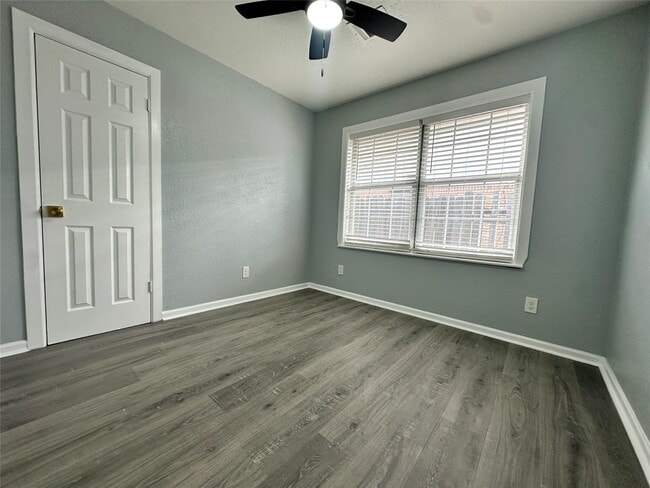 Building Photo - 502 Ave F