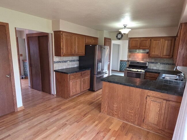 Building Photo - 4 bedroom home in Pleasant Prairie