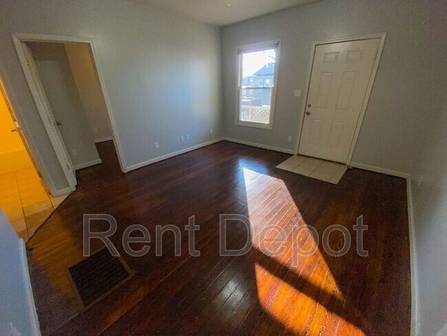 Building Photo - 1328 E Illinois St