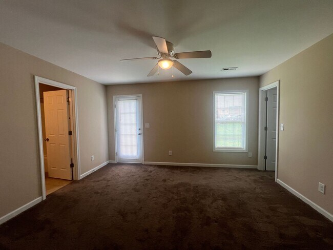 Building Photo - MOVE-IN READY!