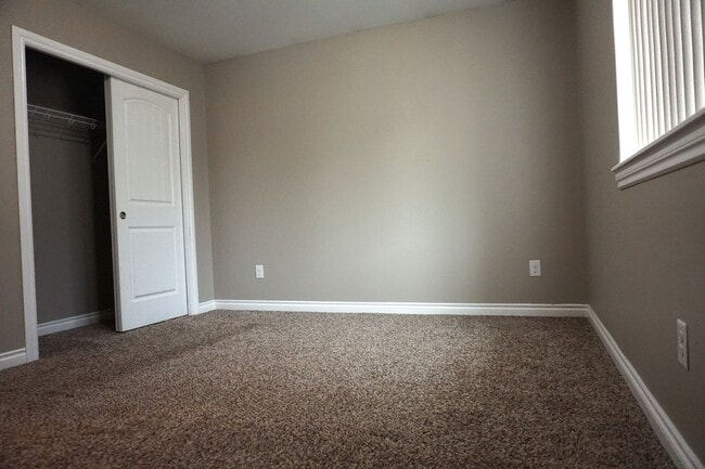 Building Photo - 4 Bedroom, 3 Bath House Available in July!