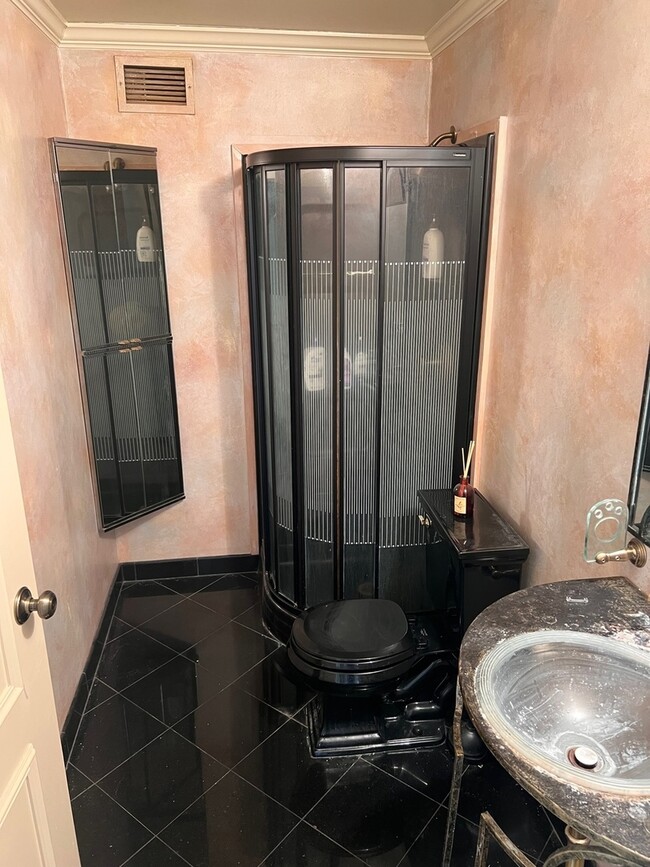 Building Photo - 401 E Ontario St