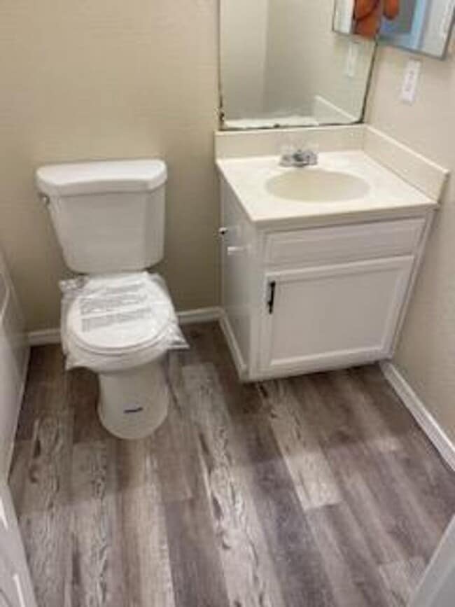 Building Photo - 3 BEDROOM 2 BATH 2 STORY HOME 4 PLEX END  UNIT A FREE RENT OAC