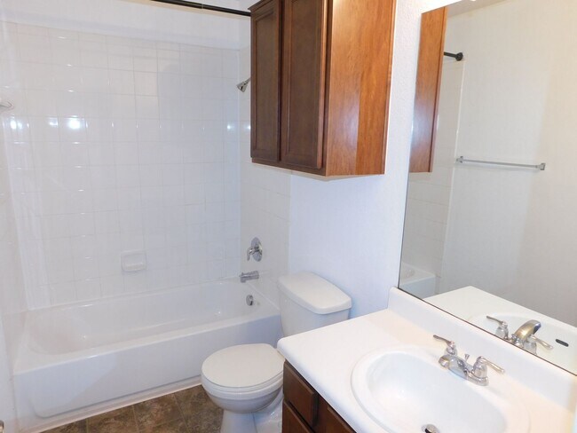 Building Photo - Beautiful, spacious 4 bedroom, 2.5 bath ho...