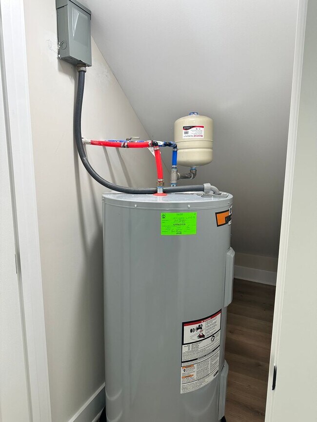 Building Photo - 102 W 15th Ave