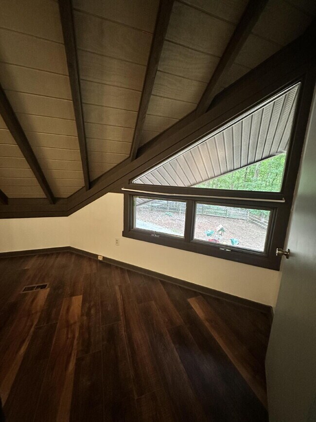 Building Photo - Beautiful Lake Front Property!