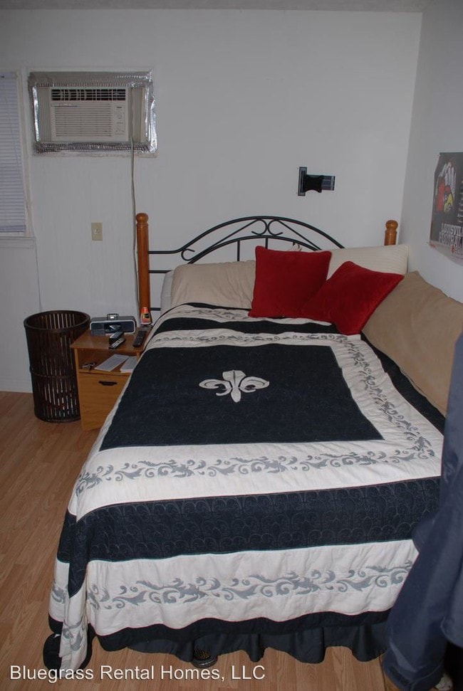 Building Photo - 2 br, 1 bath Apartment - 1348 Royalty Court