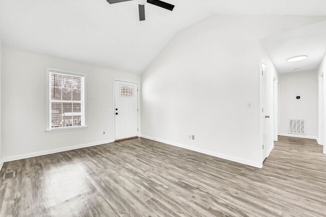 Building Photo - 925 Granny White Rd