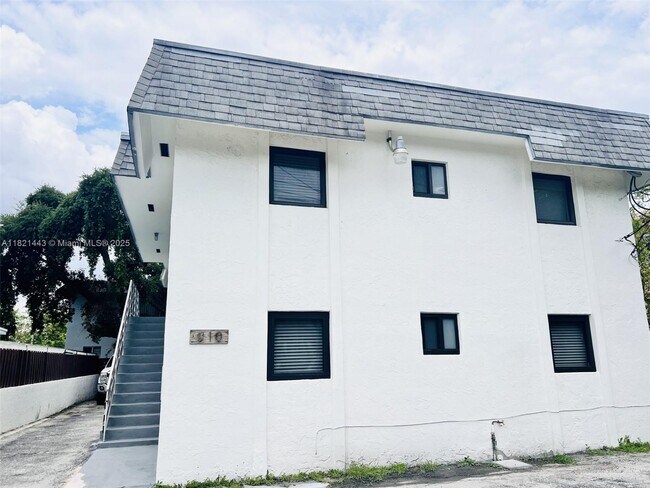 Building Photo - 910 SW 4th Ave