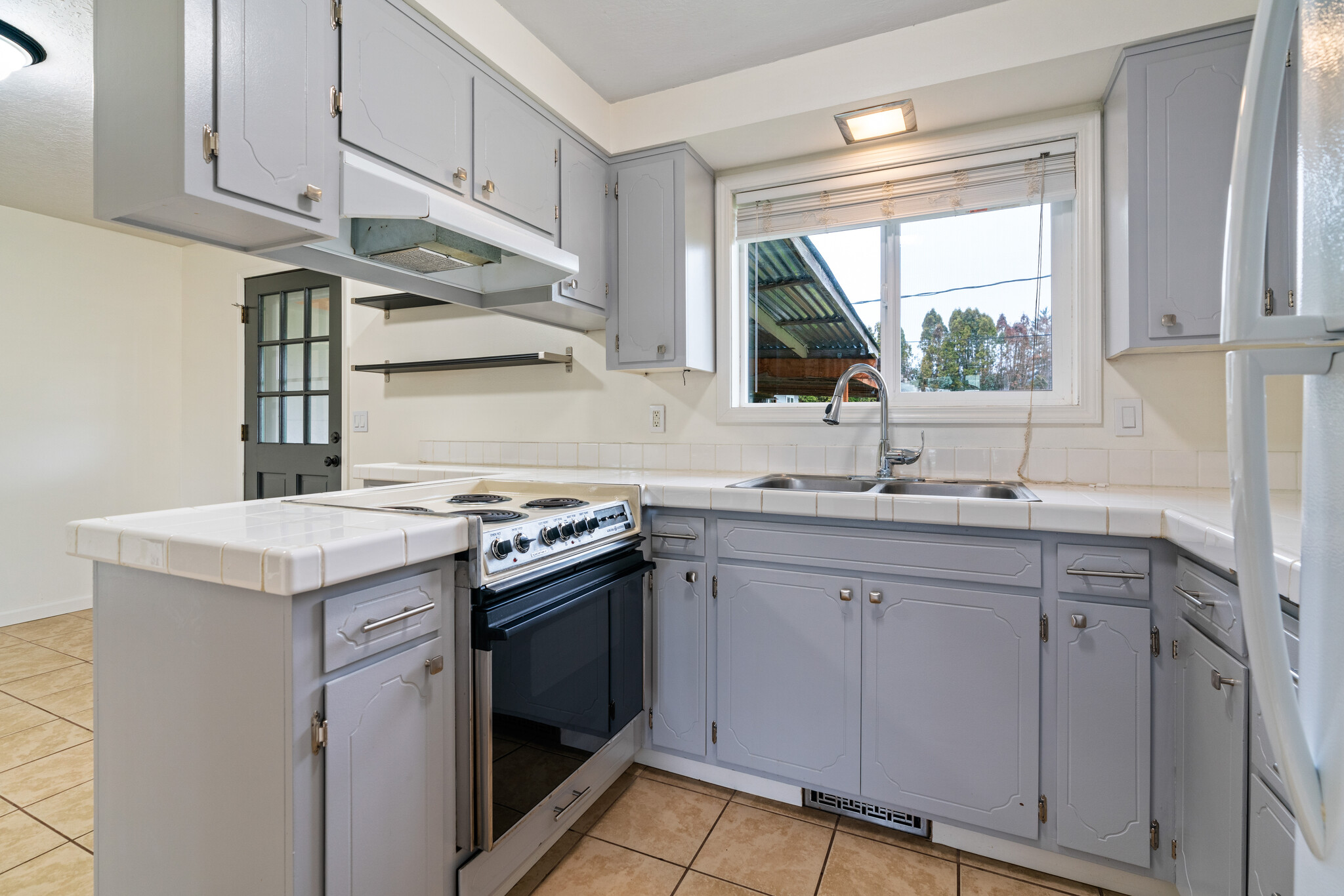 Building Photo - 404 Hillview Dr