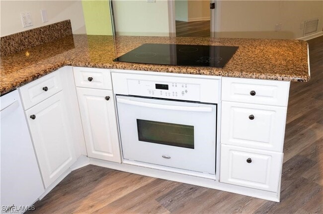 Building Photo - 5654 Eichen Cir