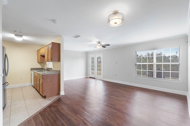 Building Photo - 747 Majestic Dr