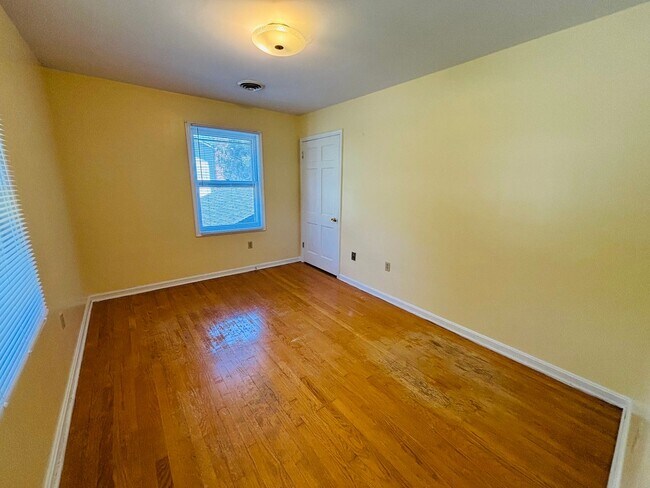 Building Photo - 405 Stonegate Dr