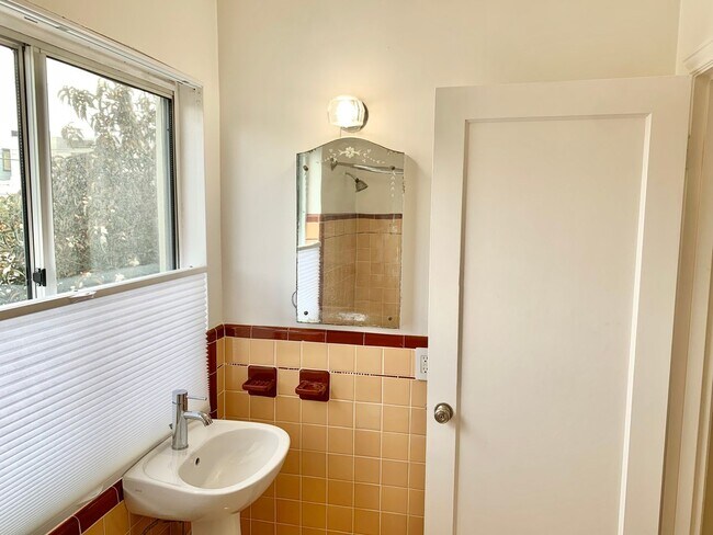 Building Photo - 1BR/1BA Prime Noe Valley Apt. on Church at...