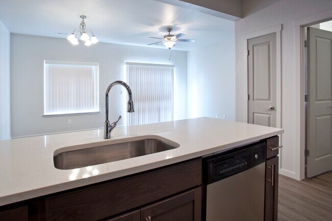 Building Photo - 3027 N Sherwood Dr