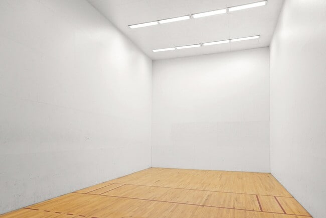 Building Photo - 3 bed / 2 bah Condo. Hardwood floor, forced heat, lots of HOA amenities