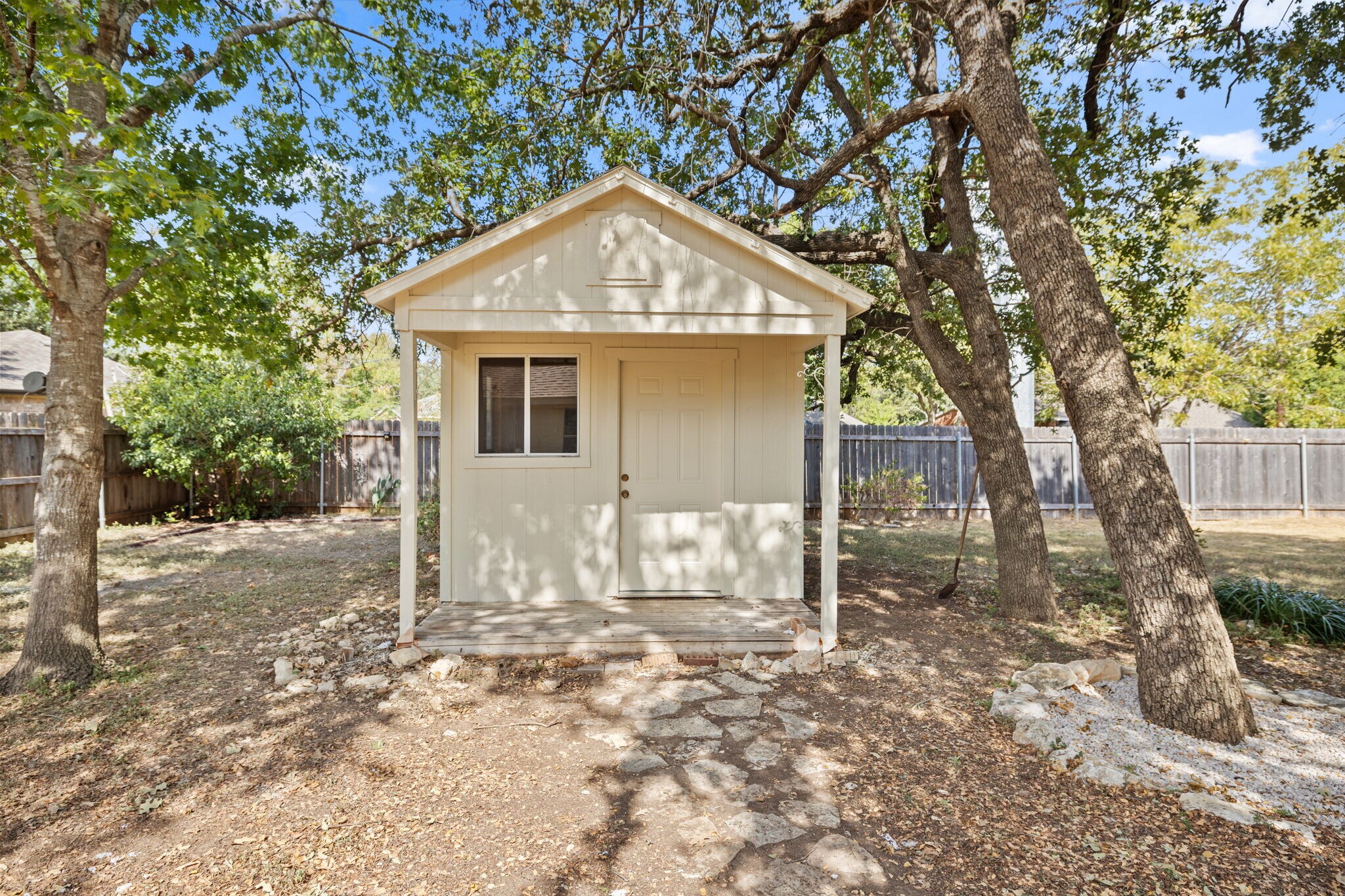 Building Photo - 917 Garden View Dr