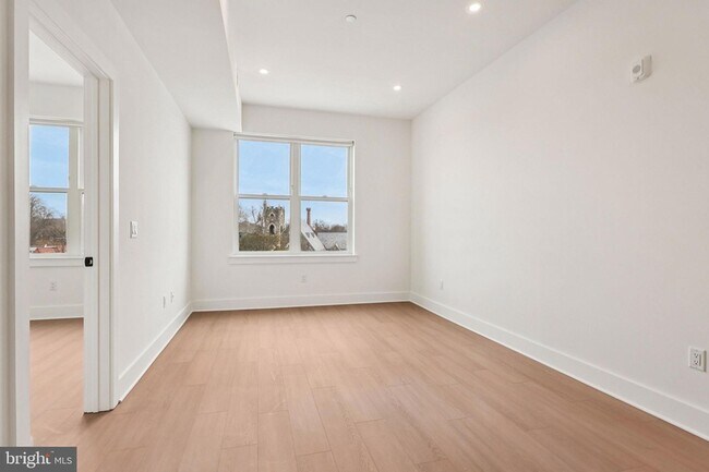 Building Photo - 30 W Allens Ln