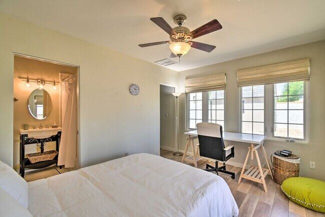 Building Photo - 4 Bed, 3 Bath, stunning home, located in t...