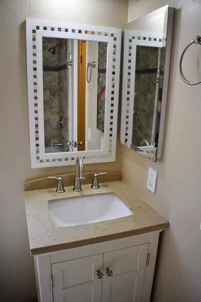 Building Photo - 3290 Rockview Pl