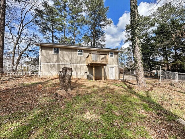 Building Photo - 2 Bed, 2 Bath Home with Fenced Yard & Garage / Pet-Friendly / Available Now!