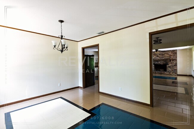 Building Photo - Beautiful Renovated 3 Bedroom/1 Bathroom H...