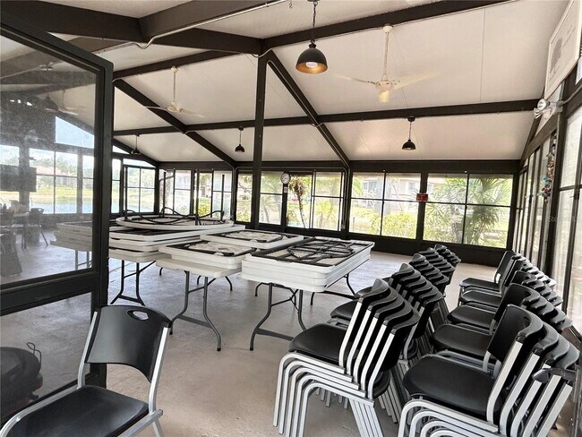 Building Photo - "2-Bed, 2-Bath Condo in Oaks IV - Your Cozy 899 Sq. Ft. Haven Awaits!"