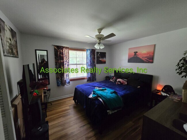 Building Photo - Huge home on acreage with Greenhouse and P...