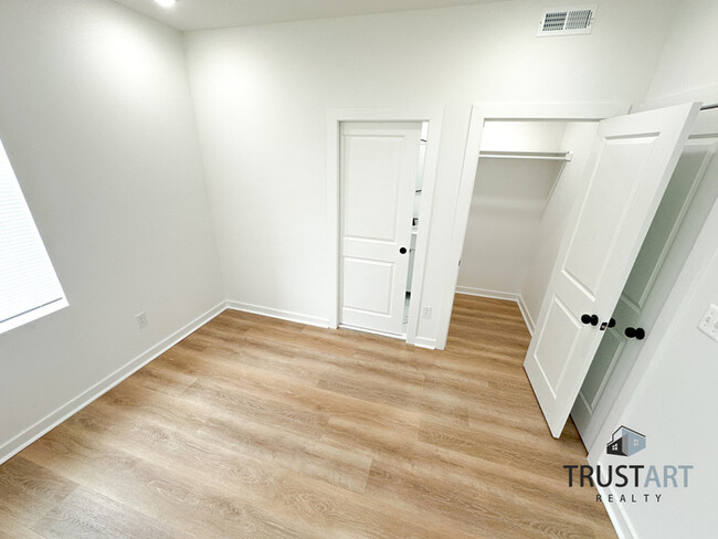 Building Photo - 2-bedroom apartment in Carroll Park, Phila...