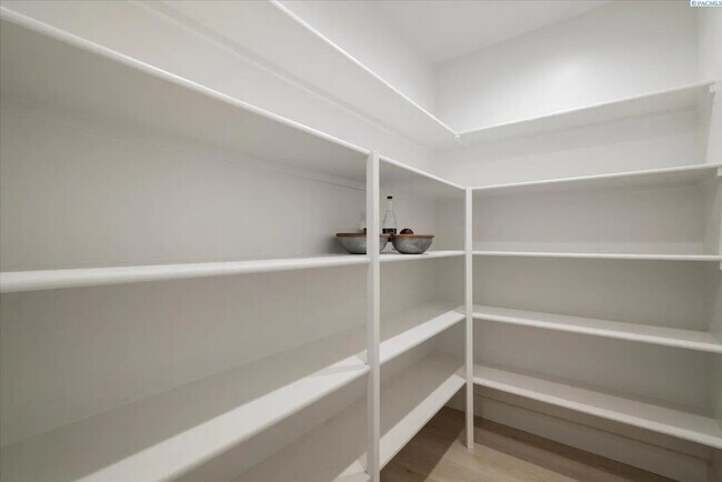 Building Photo - Modern 4-Bedroom Home in Desirable Richland