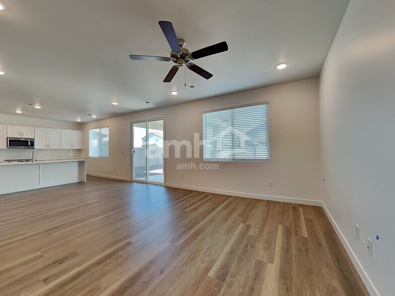 Building Photo - 9744 W Parkway Dr