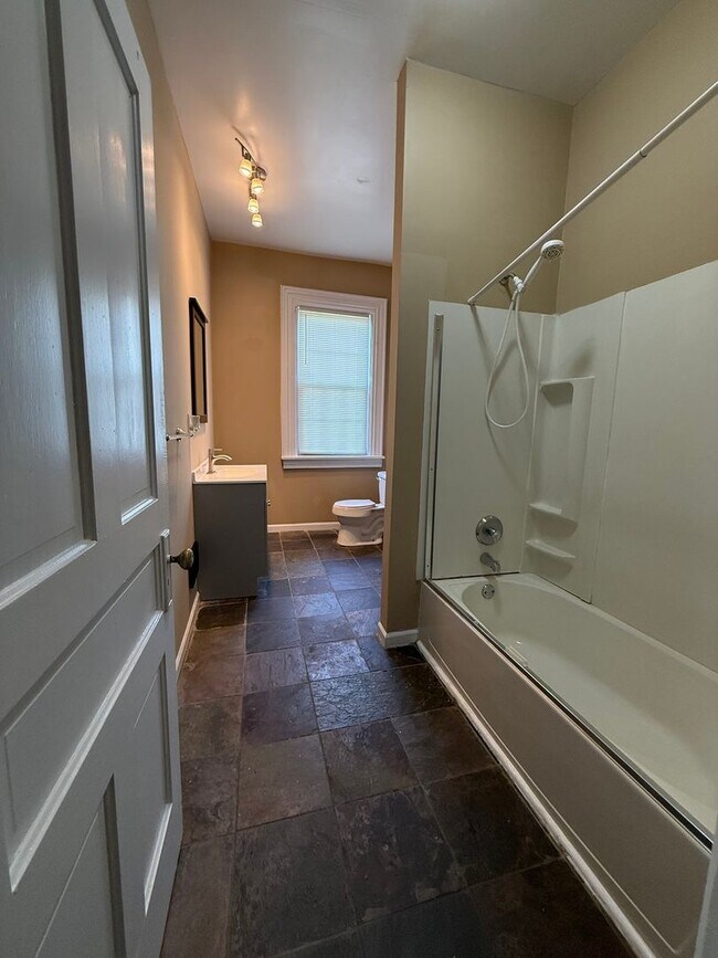 Building Photo - 3BR 1.5bath Townhouse with fenced yard!