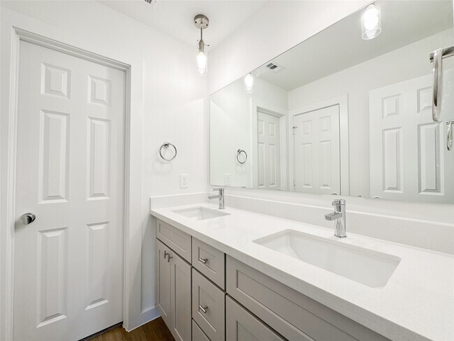 Building Photo - 824 Waxahachie St