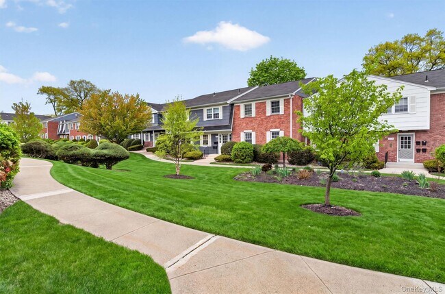 Building Photo - 31 Doxbury Ln