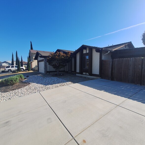 Primary Photo - 741 Castlewood Ct