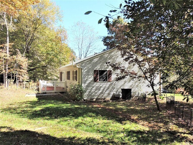 Building Photo - 19 Ashwood Dr