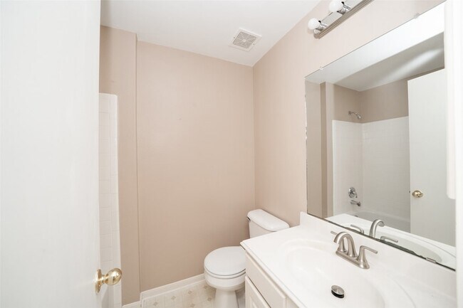Building Photo - 8051 Bay Branch Dr