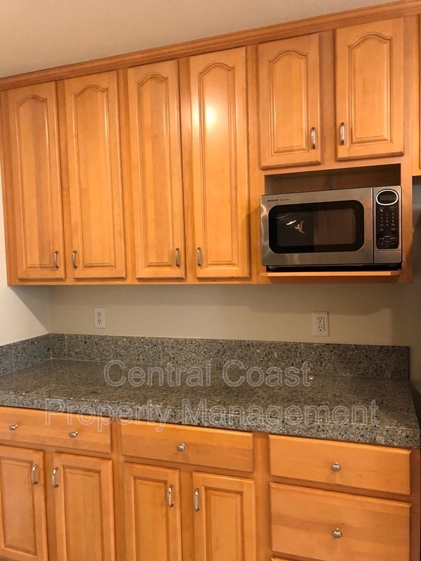 Building Photo - 10 Carmel Cir