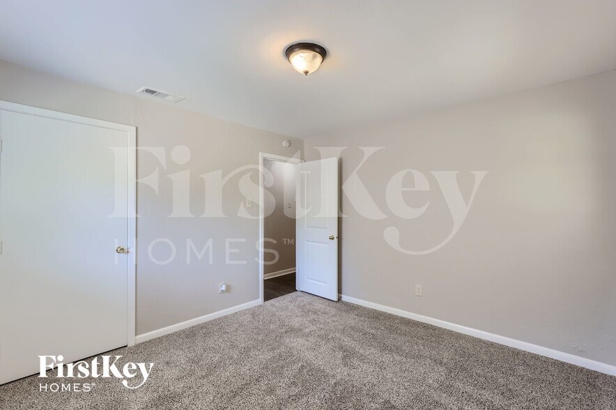 Building Photo - 917 Montclair Dr