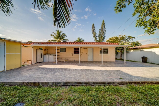 Building Photo - 917 NE 164th St