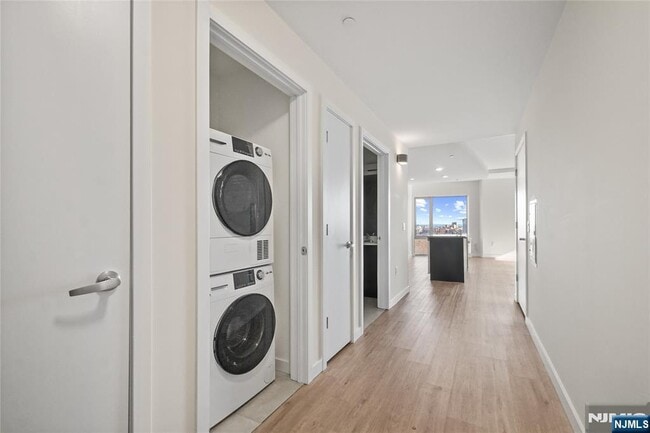 Building Photo - 69 Main St