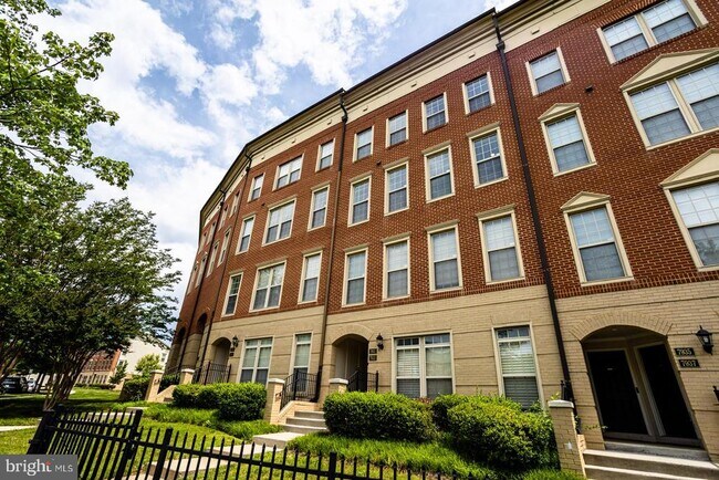 Building Photo - 7931 Crescent Park Dr