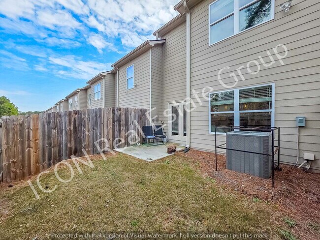Building Photo - Spacious 3/2.5 Townhome